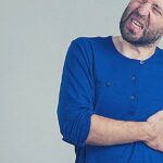 9 Nejčastějších Příčin Bolesti Pod Pravým Žebrem A Jak Léčit! 5 a man clutching his right side under the ribcage, grimacing in apparent pain.