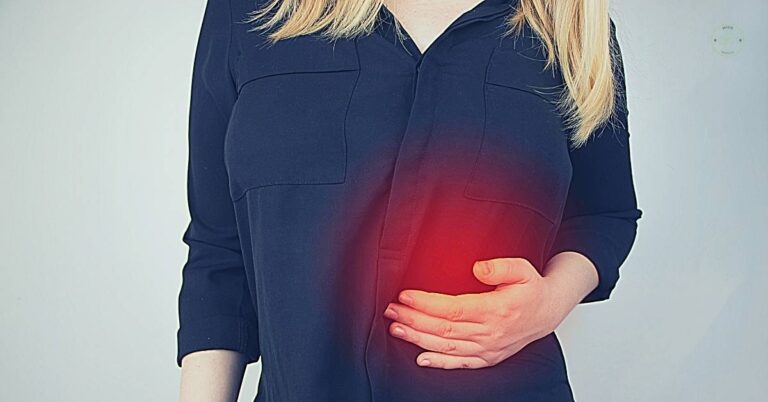 a person holding their right side under the ribs indicating discomfort or pain near the area associated with potential píchání pod pravým žebrem
