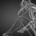 6 Cviků Proti Bolesti Kostrče a Pánevního Dna! 100% Fungují! 18 a transparent human figure in a crouched position highlighting lower back and pelvic pain area with red glow, illustrating potential issues like sacroiliac or coccyx discomfort.