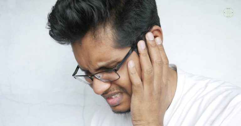 Co Pomáhá Na Zánět Středního Ucha? 12 Rad, Které Vám 100% Pomohou! 6 a person holding their ear in pain, indicating possible earache or discomfort