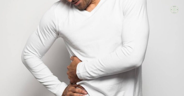 a person holding their left side, indicating possible svalové napětí or abdominal discomfort.
