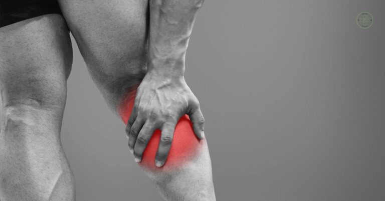 Trápí Vás Bolest Lýtka Zezadu? Známe Příčinu i Léčbu! 5 a person holding their lower back and upper leg area highlighting pain in the posterior thigh region near the hamstring muscle
