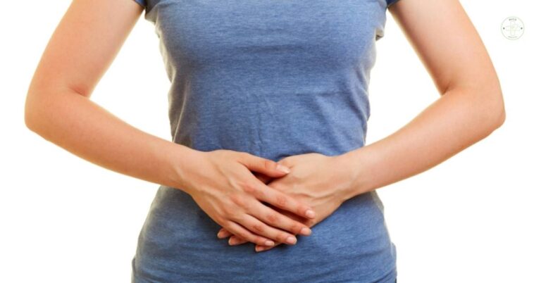 a person holding their lower abdomen area indicating potential pain in the podbřišku region