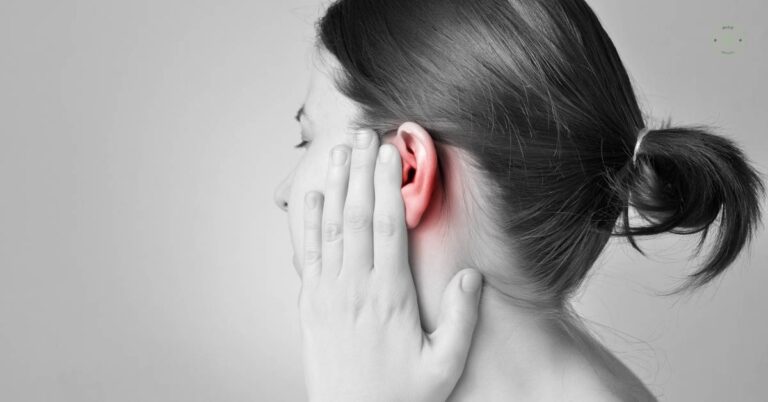 10 Nejčastějších Příčin Bolesti V Uchu U Dospělích! & Léčba! 4 a person holding their hand to their ear showing signs of ear pain, possibly indicating zánět ucha or discomfort.