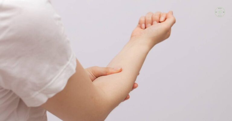 a child’s arm with a clenched fist showing potential area of bolest ruky od lokte k zápěstí.