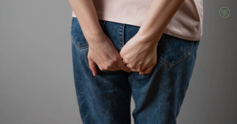 a person holding their anální oblast indicating possible rektální discomfort or bolest konečníku