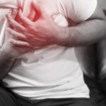 10 Nejčastějších Příčin Bolesti Na Hrudi Uprosteřed! 5 a person clutching their chest area with highlighted skin indicating central chest pain, possibly illustrating příčiny bolesti na hrudi.