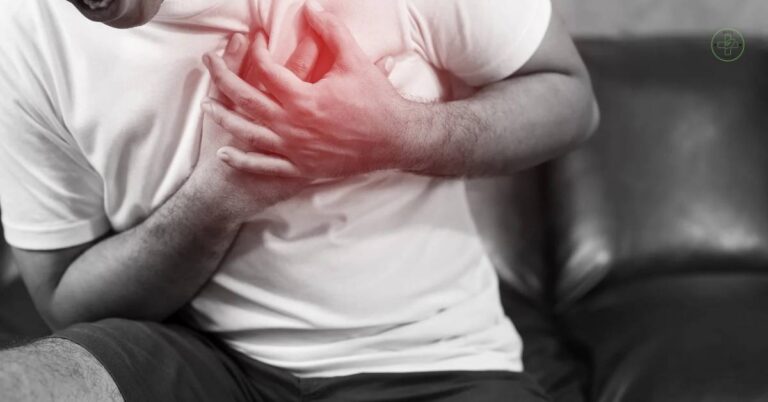 a person clutching their chest area with highlighted skin indicating central chest pain, possibly illustrating příčiny bolesti na hrudi.