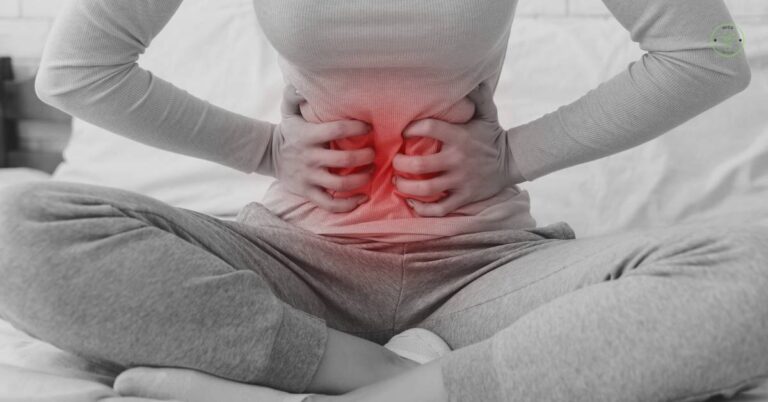 a person clutching their lower abdomen highlighting ovulační bolest during mittelschmerz with a glowing red area.