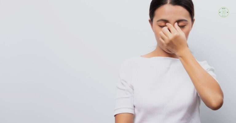 10 Zaručených Rad Jak Se Zbavit Nepříjemného Pálení Očí! 2 a person covering their eyes with their hand, indicating discomfort or irritation from suché oči or únava očí.