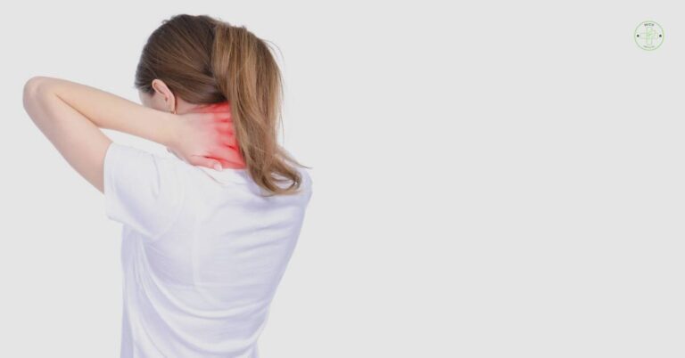 a person demonstrating svalové napětí in the neck and upper shoulder area highlighting bolest šíje.