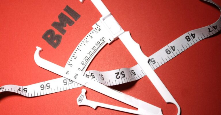 BMI Kalkulačka Pro Děti | Jednoduchý Výúpčet Zda Má Vaše Díte Zdravou Váhu 10 a set of measuring tapes crossed over a red background with the text "BMI" stenciled nearby, illustrating tools for calculating height and weight for healthy weight assessment