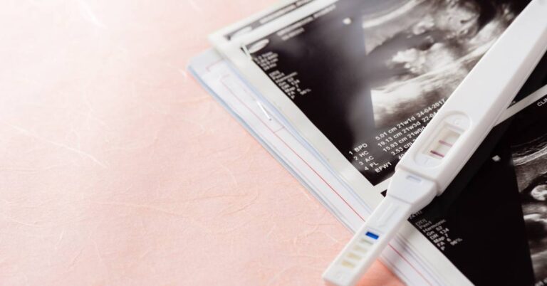 Kalkulačka: Kdy Si Udělat Těhotenský Test Pro Nejpřesnější Výsledek! 5 a close-up of an ultrasound screen showing early pregnancy scan results alongside a pregnancy test stick displaying a positive result