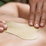 a person receiving a transdermální náplast applied to the upper back for léčba bolesti svalů a zad