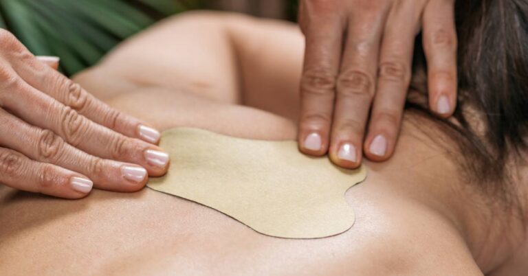 a person receiving a transdermální náplast applied to the upper back for léčba bolesti svalů a zad