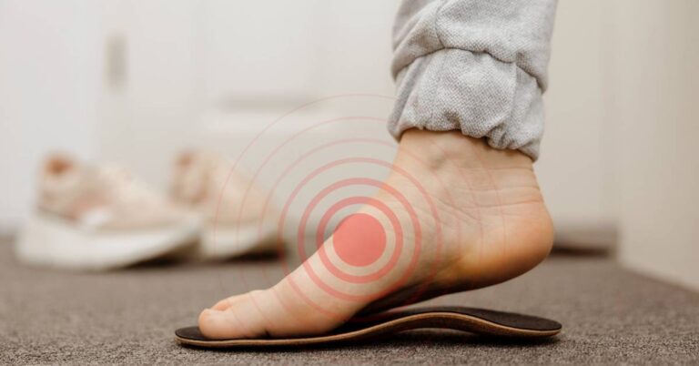 a person’s bare foot with highlighted heel pain indicating nárt bolest while standing on a flat insole
