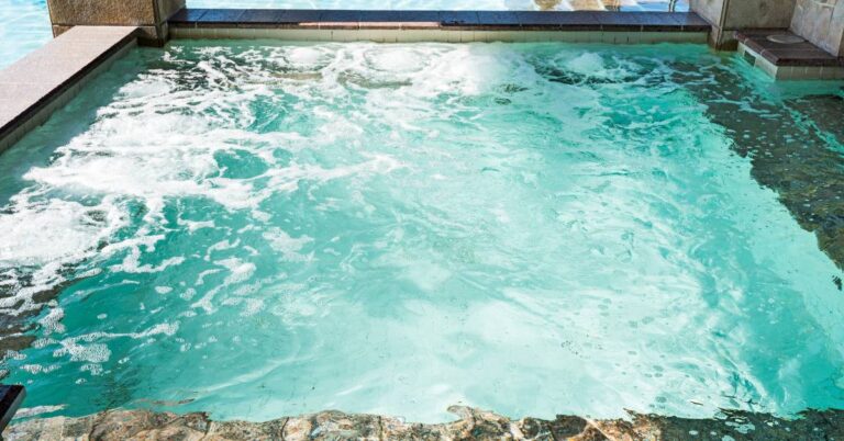 Jak provozovat vířivku v zimě: Praktické tipy a rady 1 inflatable hot tub with bubbling water jets, ideal for provozovat vířivku v zimě using proper tepelná izolace