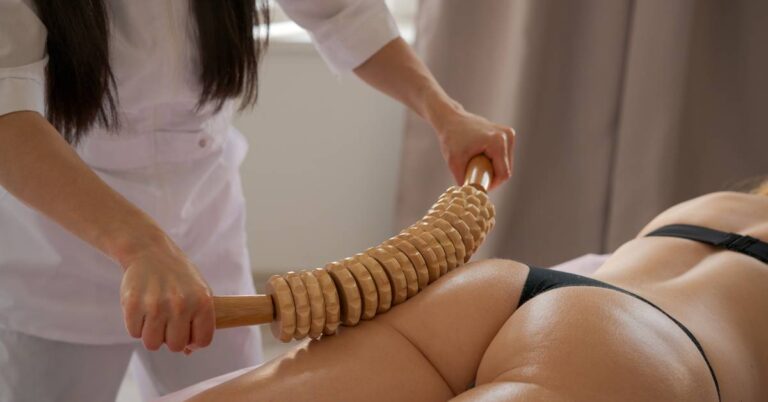 a person receiving a lymfatickou masáž using a roller on the back to relieve tension and menstrual discomfort