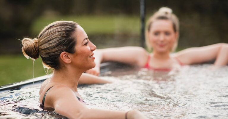 Nafukovací Vířivka Na Slanou Vodu: 3 Překvapivé Důvody, Proč Je Nejlepší Volbou! 3 two women relaxing in an inflatable hot tub with water splashing, enjoying outdoor hydrotherapy.